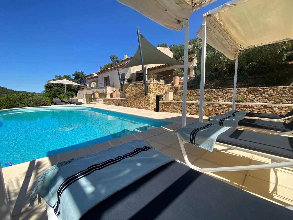 Villa contemporaine 250 m², piscine chauffée et vue Îles d'Or - Photo 1