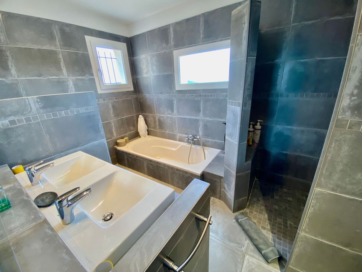 Villa contemporaine 250 m², piscine chauffée et vue Îles d'Or - Photo 24