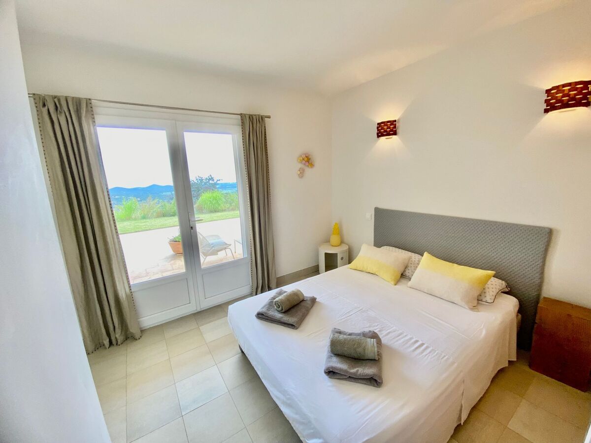 Villa contemporaine 250 m², piscine chauffée et vue Îles d'Or - Photo 26
