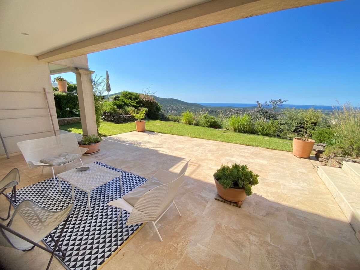 Villa contemporaine 250 m², piscine chauffée et vue Îles d'Or - Photo 37