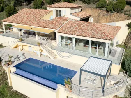 Villa avec piscine à débordement et vue mer à La Londe Les Maures : photo 4
