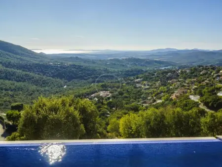 Villa avec piscine à débordement et vue mer à La Londe Les Maures : photo 8