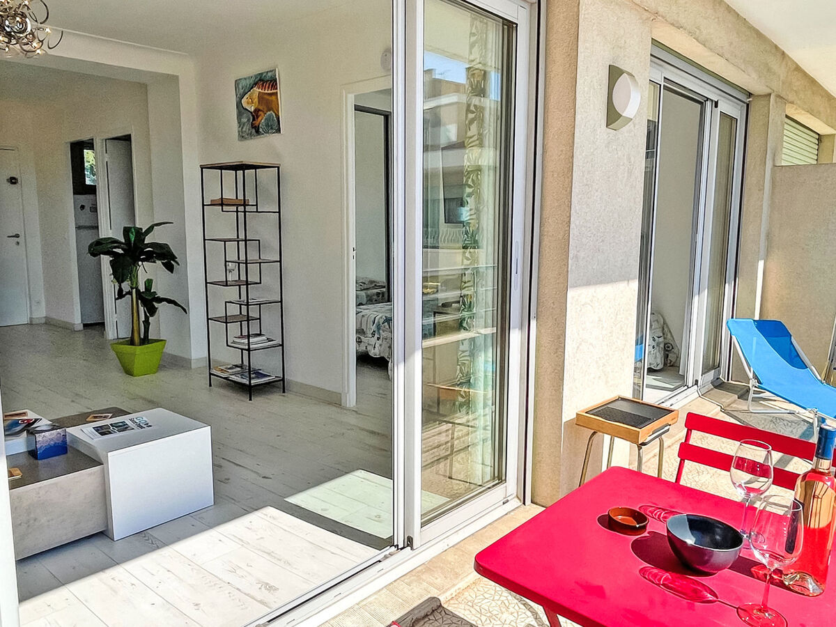 T2 50m² centre-ville Sainte-Maxime, vue mer et terrasse - Photo 4