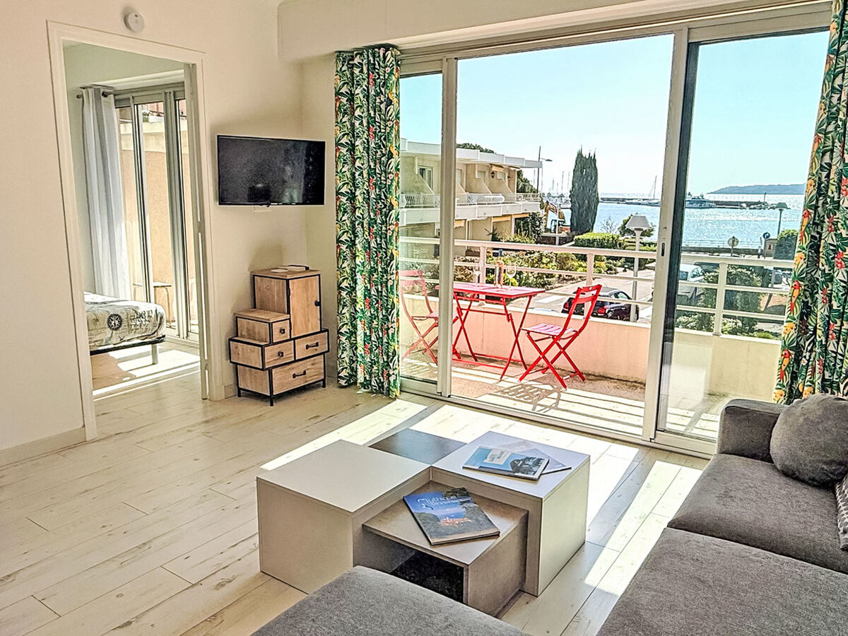 T2 50m² centre-ville Sainte-Maxime, vue mer et terrasse - Photo 6