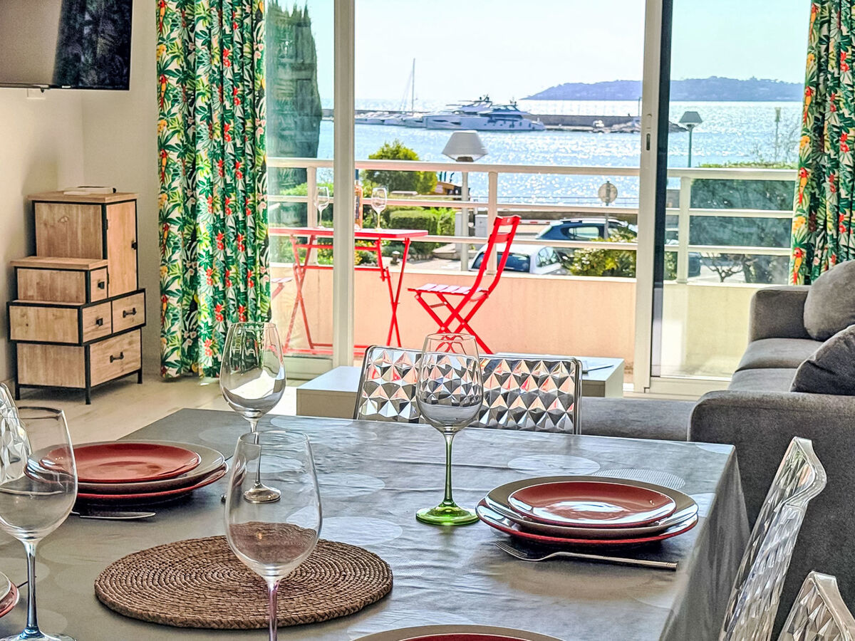 T2 50m² centre-ville Sainte-Maxime, vue mer et terrasse - Photo 9