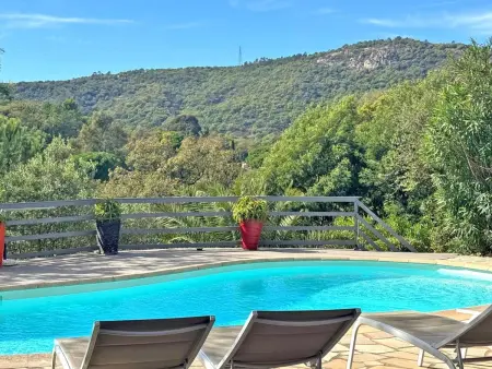 Location maison à Plan de la Tour, Schöne Villa mit innovativer Architektur in einem grünen Nest im Herzen des Mas