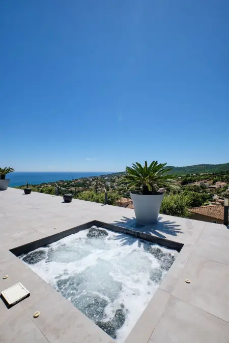 Villa 259 Fréjus : vue mer, piscine chauffée et jacuzzi - Photo 4