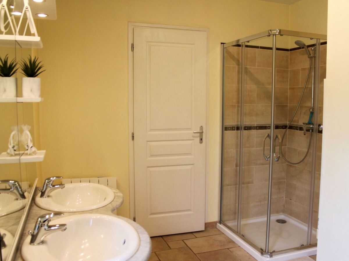Maison avec étang privé à Montceau-les-Mines - Photo 6