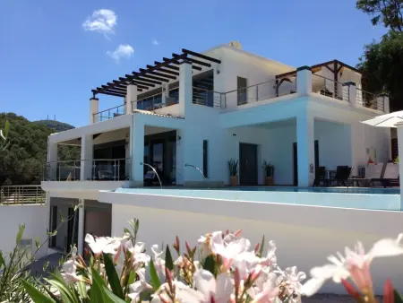 Location maison à Messonggi, Ferienvilla mit Blick auf das Wasser