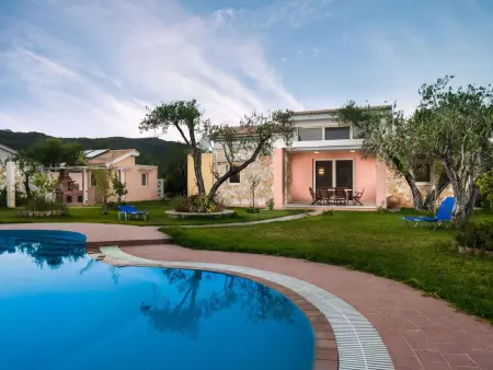 Location maison à Aghios Mattheos, Villa Thalassa mit Schwimmbad und Garten