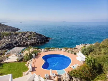 Location maison à Agia Marina, Luxuriöse Villa in Strandnähe mit Blick auf den privaten Pool