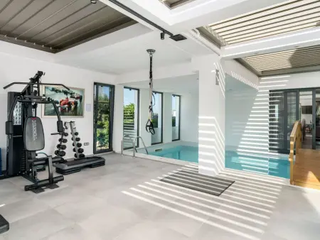 Lux-Villa mit Innen- und Außenpool, BBQ und Fitn - Photo 28