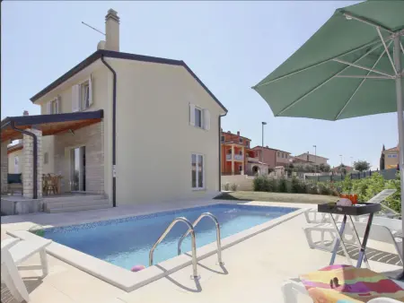 Stefan, maison 6 pers. avec piscine privée à Buje
