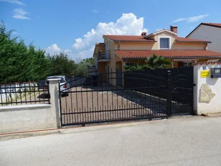 Villa Ana – Maison 4 chambres avec piscine à Buje