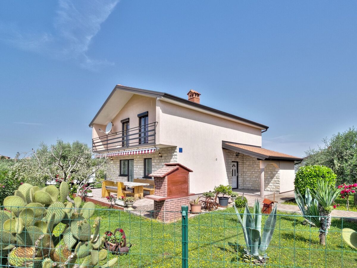 Maison 180 m² Buje, 4 chambres, terrain 630 m² - Photo 1