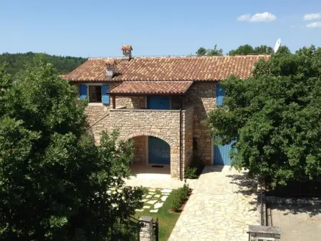 Villa Dubci : maison pierre avec piscine à Groznjan