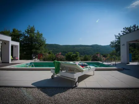 Maison Motovun : piscine chauffée et cinéma extérieur