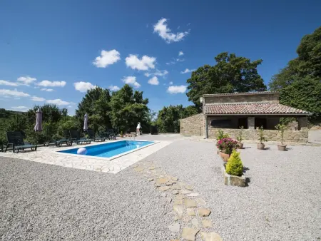 Maison en pierre avec piscine privée à Buzet