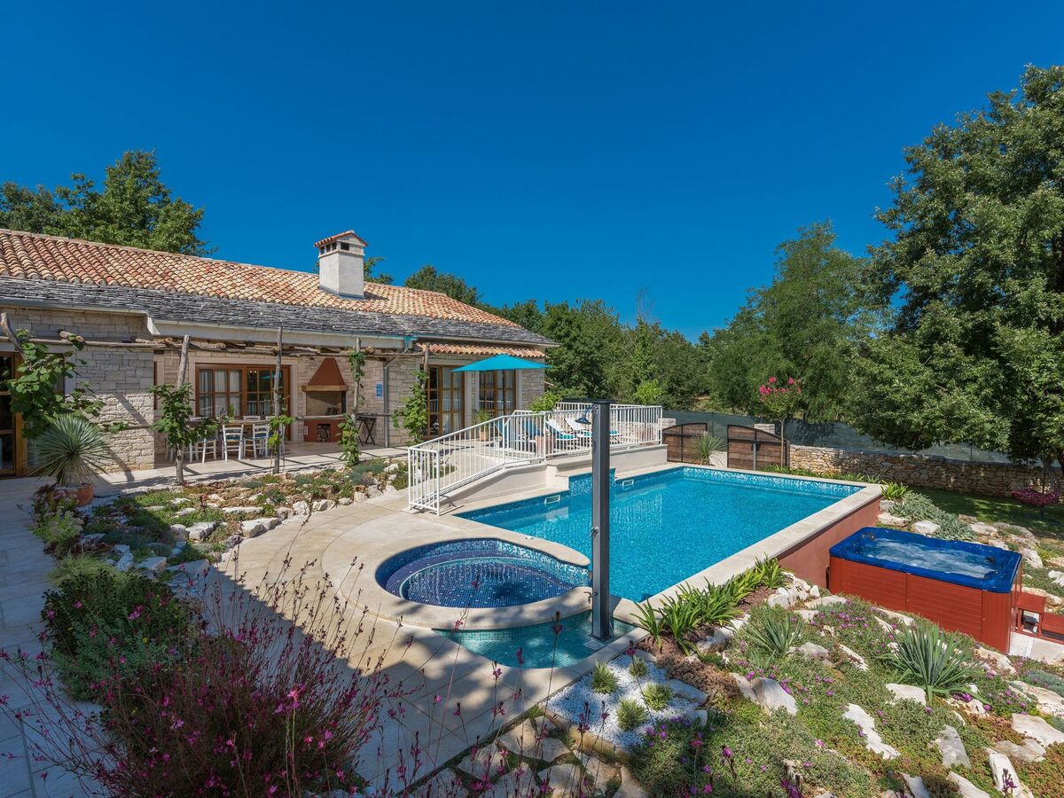 Villa Lipica – Maison 6 chambres, piscine et jacuzzi - Photo 4