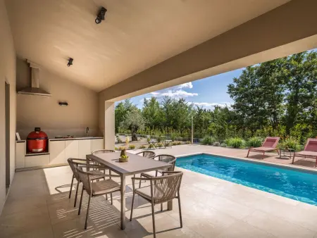 Villa Nux : maison neuve avec piscine chauffée