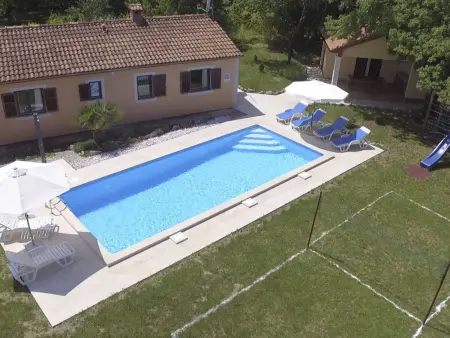 Villa Fragola avec piscine et vue sur les montagnes