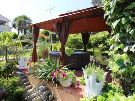 Maison Bella à Poreč : jardin privé et jacuzzi : photo 2
