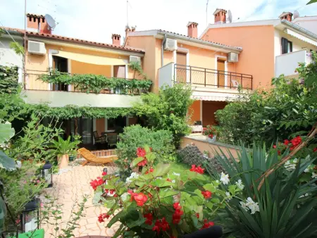 Maison Bella à Poreč : jardin privé et jacuzzi : photo 3