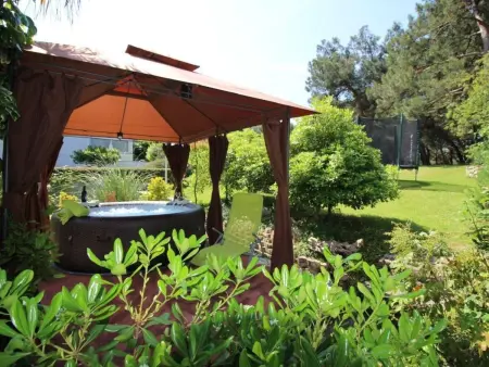 Maison Bella à Poreč : jardin privé et jacuzzi : photo 21