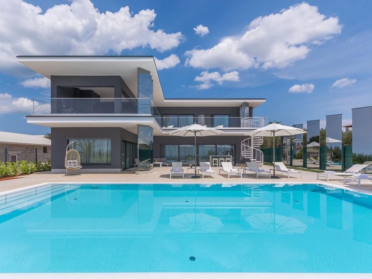 Villa Gabrijela, 10 personnes, piscine chauffée à Valentići - Photo 2