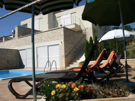 Villa Maya – Maison 5 pers. avec piscine à Poreč