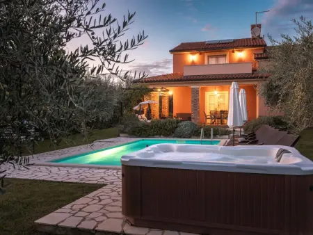 Casa Clara – Maison 8 pers. piscine & Jacuzzi près de Poreč