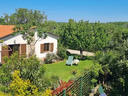 Bungalow indépendant Perla avec jardin et barbecue à Funtana