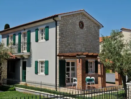 Maison moderne 135m² avec piscine privée à Bujici