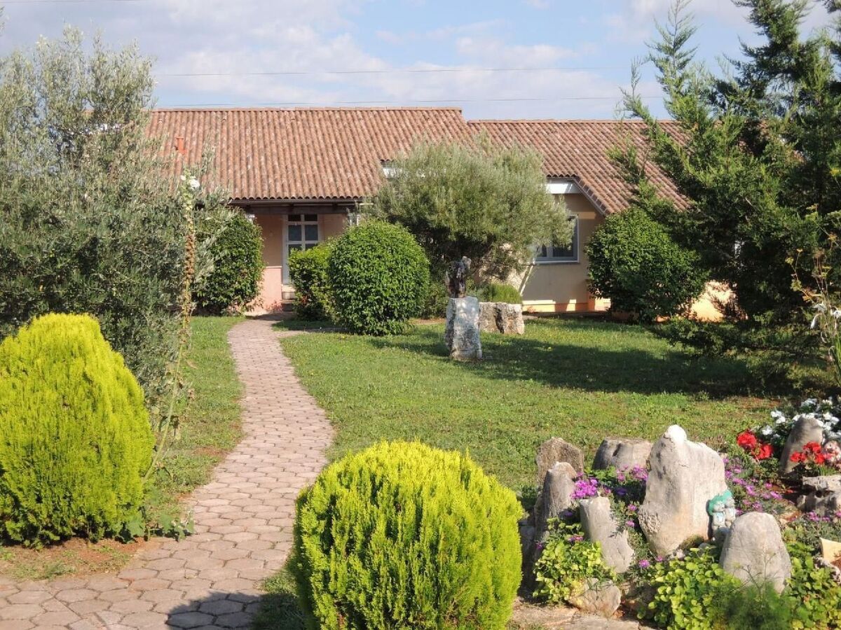 Maison 4 pers. à Dracevac, piscine et jardin clôturé - Photo 1