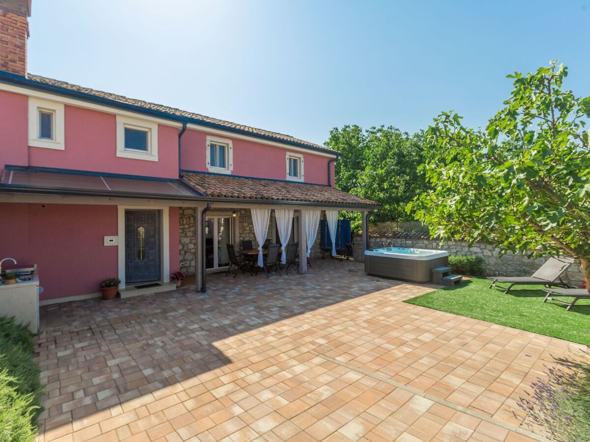 Casa Arsini – Maison rénovée à Dracevac avec jacuzzi - Photo 1