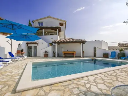 Maria – Maison 7 pers. avec piscine à Dracevac