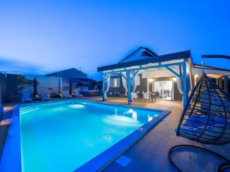 Villa Beauty à Matohanci : 3 chambres, piscine chauffée