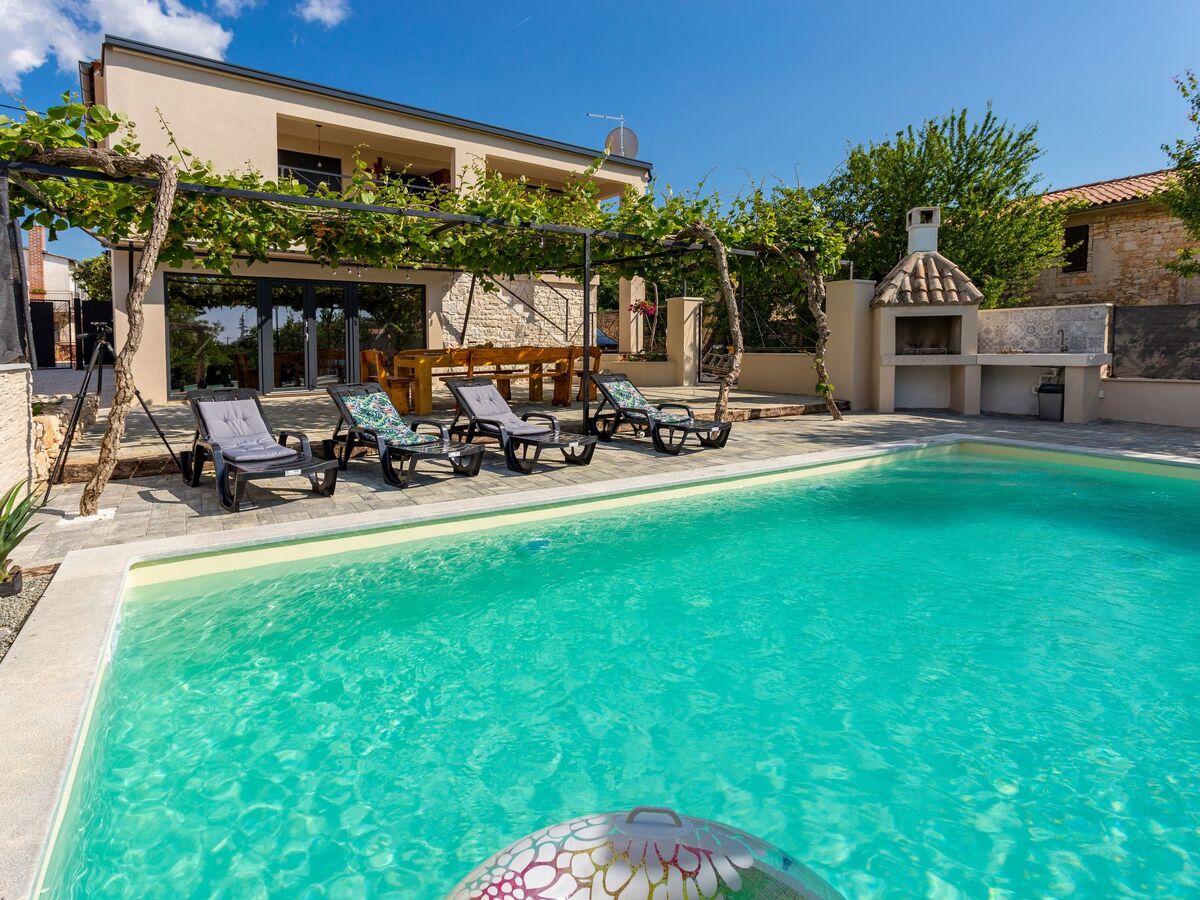 Maison Poli Stare nuoni : piscine et jardin en Istrie - Photo 1