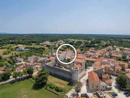 Villa Flavia à Svetvinčenat, piscine privée et vue sur la place : photo 2