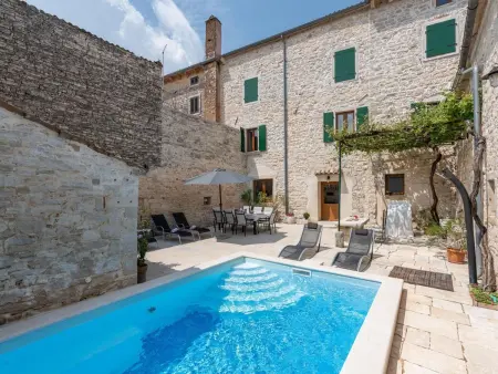 Villa Flavia à Svetvinčenat, piscine privée et vue sur la place : photo 3