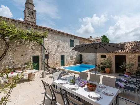 Villa Flavia à Svetvinčenat, piscine privée et vue sur la place : photo 4