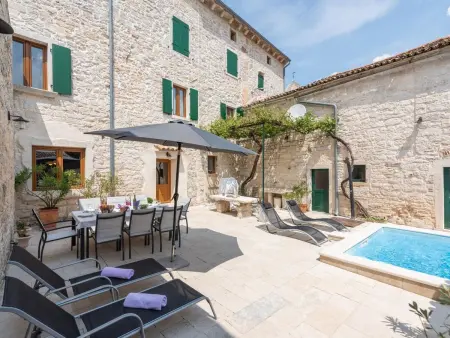 Villa Flavia à Svetvinčenat, piscine privée et vue sur la place : photo 5