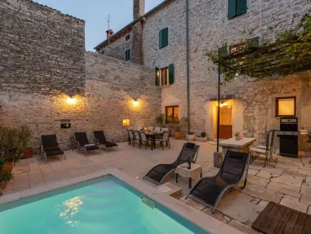 Villa Flavia à Svetvinčenat, piscine privée et vue sur la place : photo 9