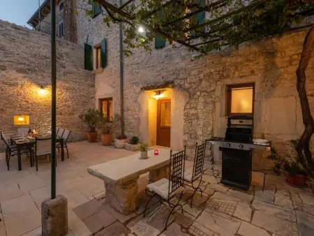Villa Flavia à Svetvinčenat, piscine privée et vue sur la place : photo 10