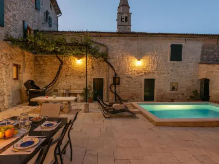 Villa Flavia à Svetvinčenat, piscine privée et vue sur la place : photo 11