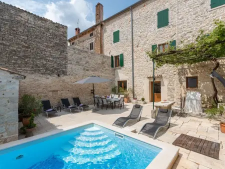 Villa Flavia à Svetvinčenat, piscine privée et vue sur la place : photo 35
