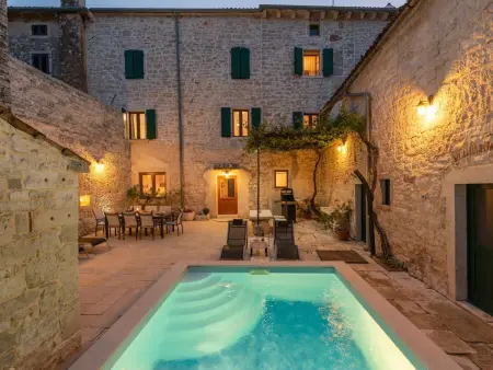 Villa Flavia à Svetvinčenat, piscine privée et vue sur la place : photo 43