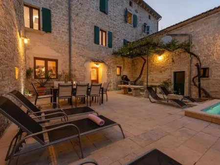 Villa Flavia à Svetvinčenat, piscine privée et vue sur la place : photo 45