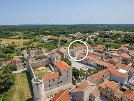 Villa Flavia à Svetvinčenat, piscine privée et vue sur la place : photo 50