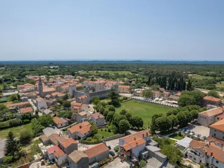 Villa Flavia à Svetvinčenat, piscine privée et vue sur la place : photo 51